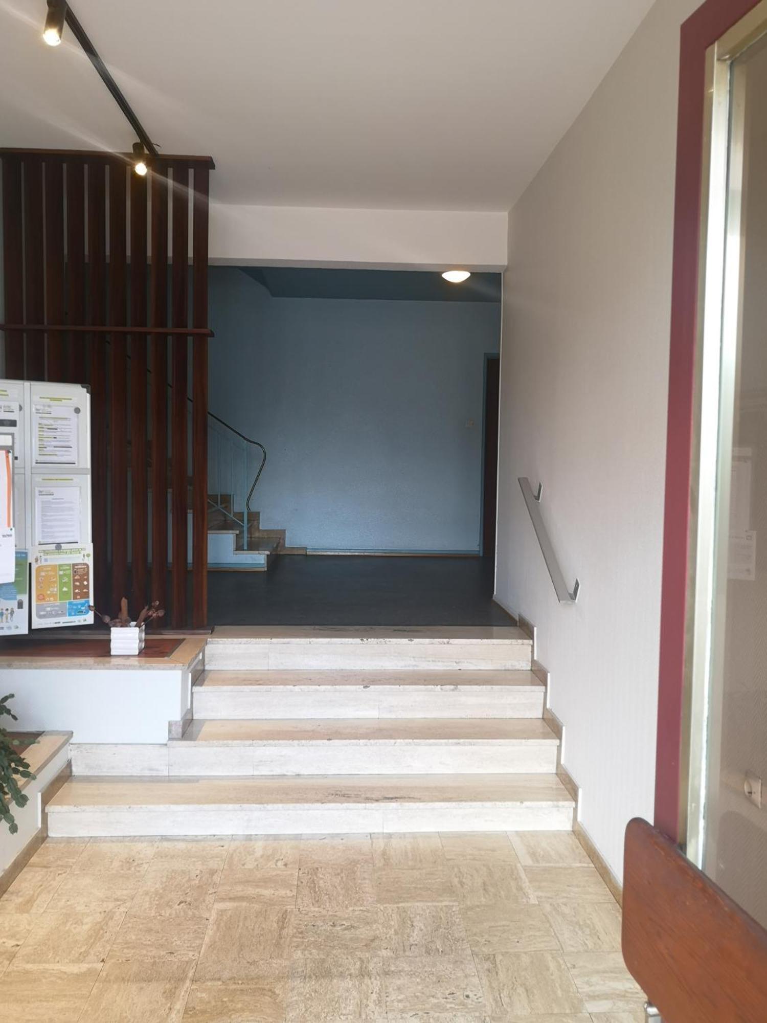 Bel Appartement, Grand Balcon Et Parking Prive