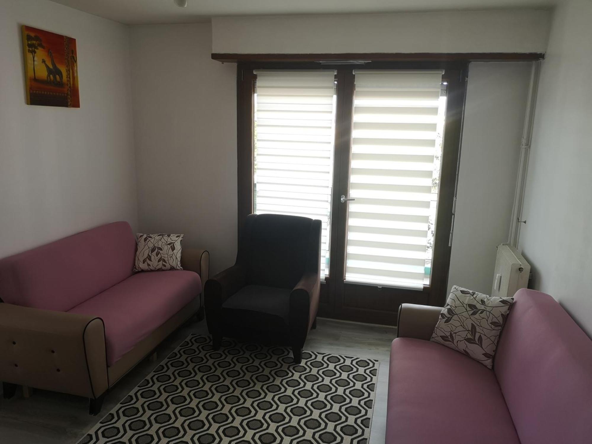 Bel Appartement, Grand Balcon Et Parking Prive *